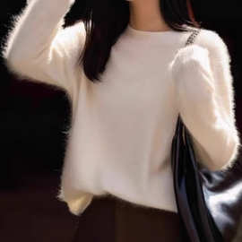 白色无缝时尚针织毛衣女2024冬季新款高级感气质套头外穿打底上衣