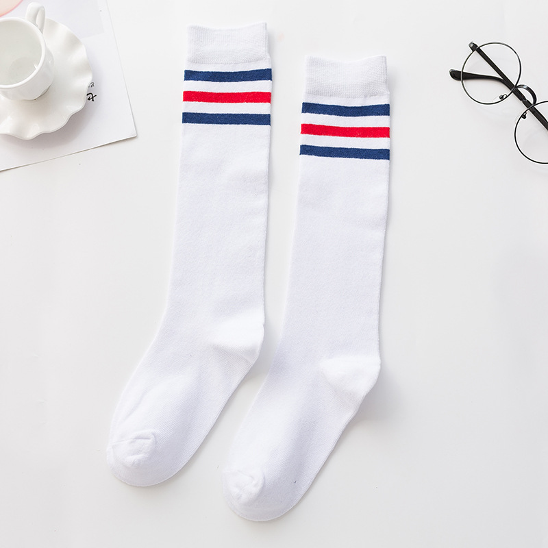 Calcetines de la pantorrilla de las mujeres dos o tres barras rayaron los altos calcetines del algodón estilo preppy llano blanco y negro Otoño e Invierno calcetines del estilo de JK al por mayor image 11