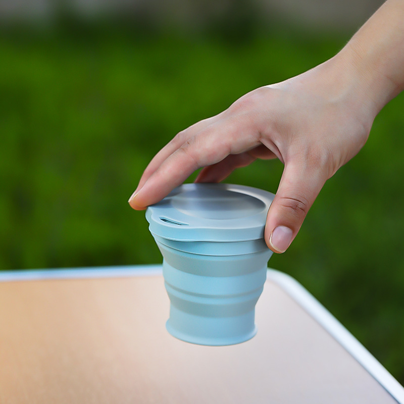 Taza plegable de silicona Dengye taza de agua al aire libre de silicona resistente a la temperatura con tapa taza de enjuague bucal retráctil portátil 180ml