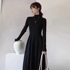 2025年初秋新作 高級感のあるヘップバーン風黒ワンピース レディース 秋冬インナー セーター風ロングワンピース