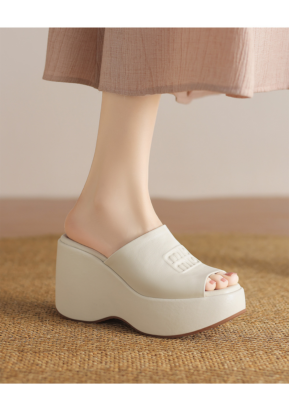 Dép sandal nữ xỏ ngón đế dày in chữ mùa hè da thật — màu be chi tiết 10