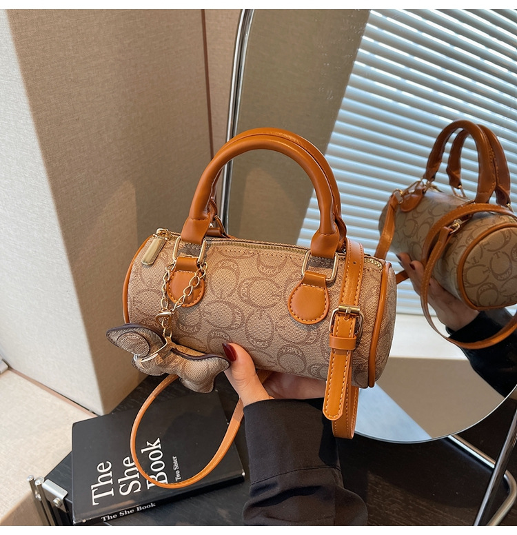 The 2025 summer new small handbag for women, the Boston bag, is casual, versatile, elegant, and has a high level of appearance. It is a trendy hand-held crossbody bag undefined