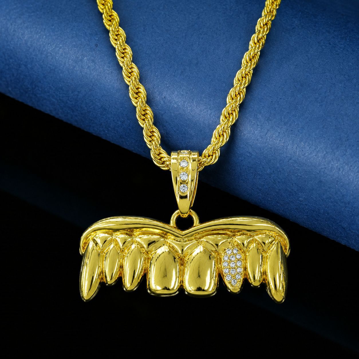 Europa y los Estados Unidos tendencia de hip-hop transfronteriza dientes colgante de taladro collar de aleación de personalidad para hombres joyería accesorios de nicho al por mayor