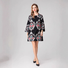 时尚宽松休闲风衣2025秋女装复古宫廷植绒刺绣重工钉珠单排扣外套