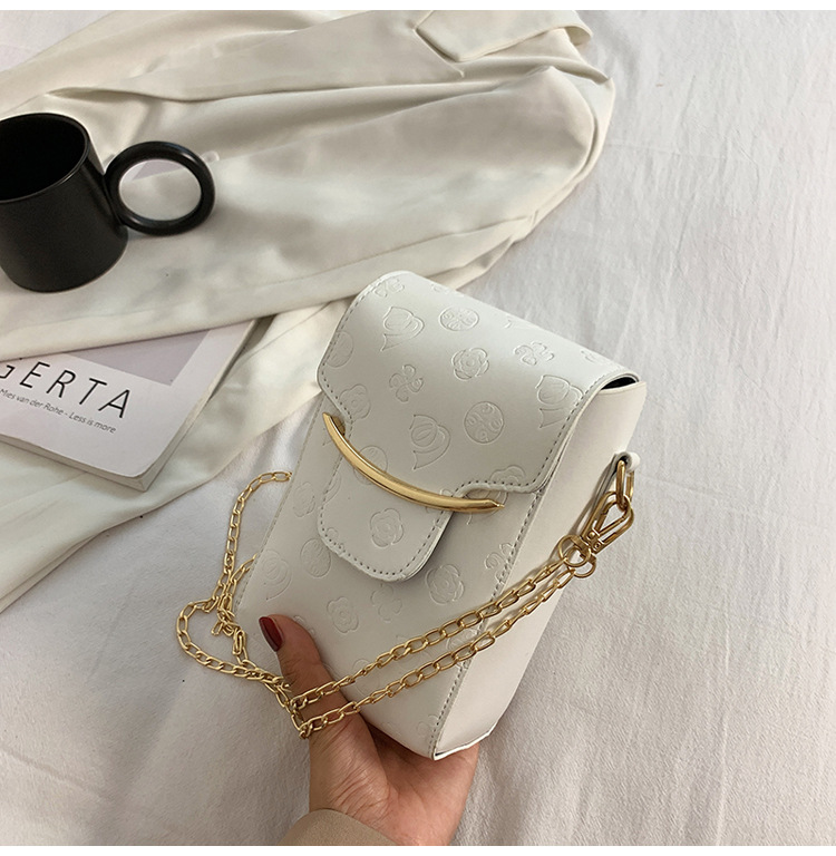 Autumn 2021 New Fashion Chain Messenger Mobile Phone Bag display picture 6