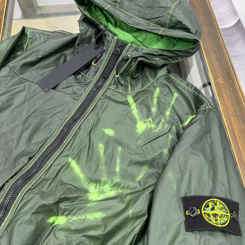 Tech fabric, temperature-sensitive waterproof treatment, breathable perforated sleeves, men's hooded jacket, windbreaker