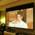 嵌入式天花幕布家用智能语音遥控升降隐藏电动客厅吸吊顶投影仪