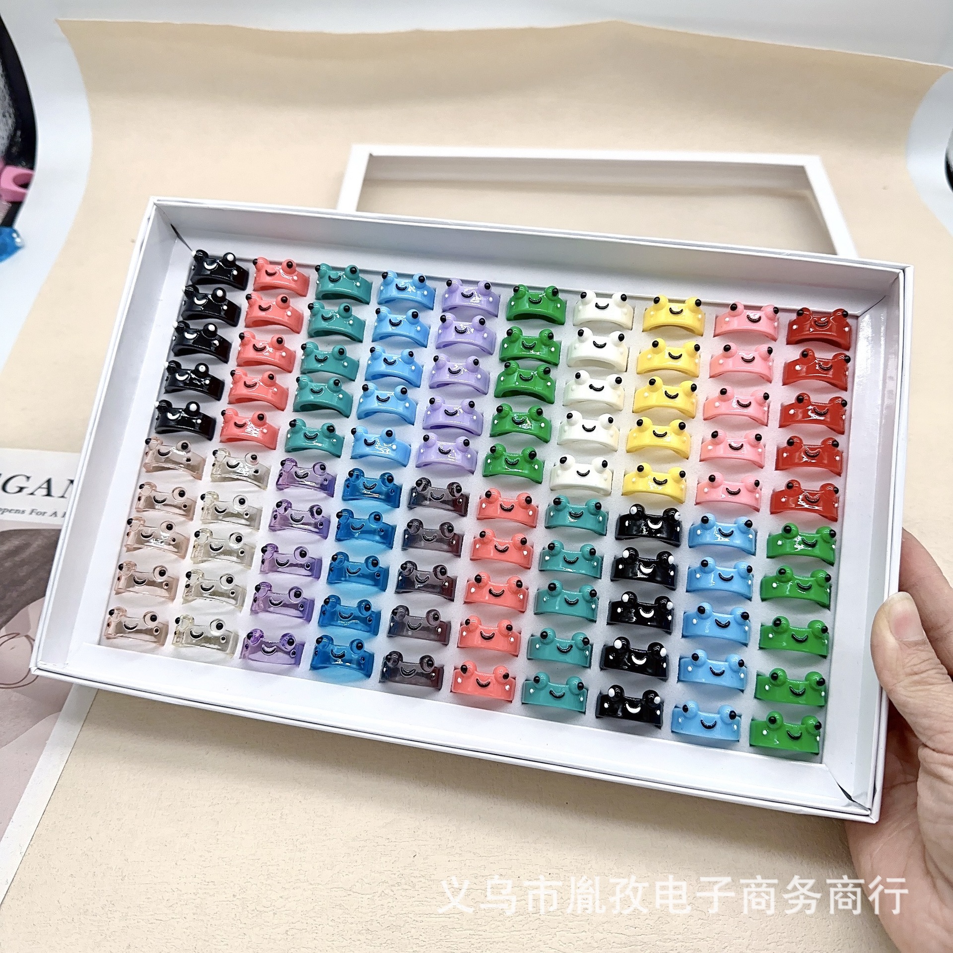 Anillo de resina de rana 100 en caja color mezclado transfronterizo Venta caliente colorido personalizado animal de dibujos animados lindo anillo