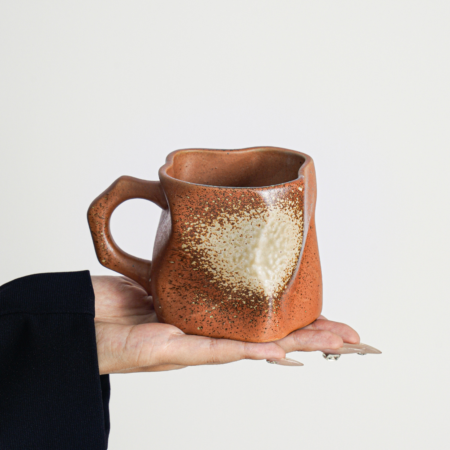 Taza de forma especial de cambio de horno, taza pellizcada a mano, taza de agua de café con leche de alta calidad de cerámica, taza de té de café de oficina, regalo pequeño