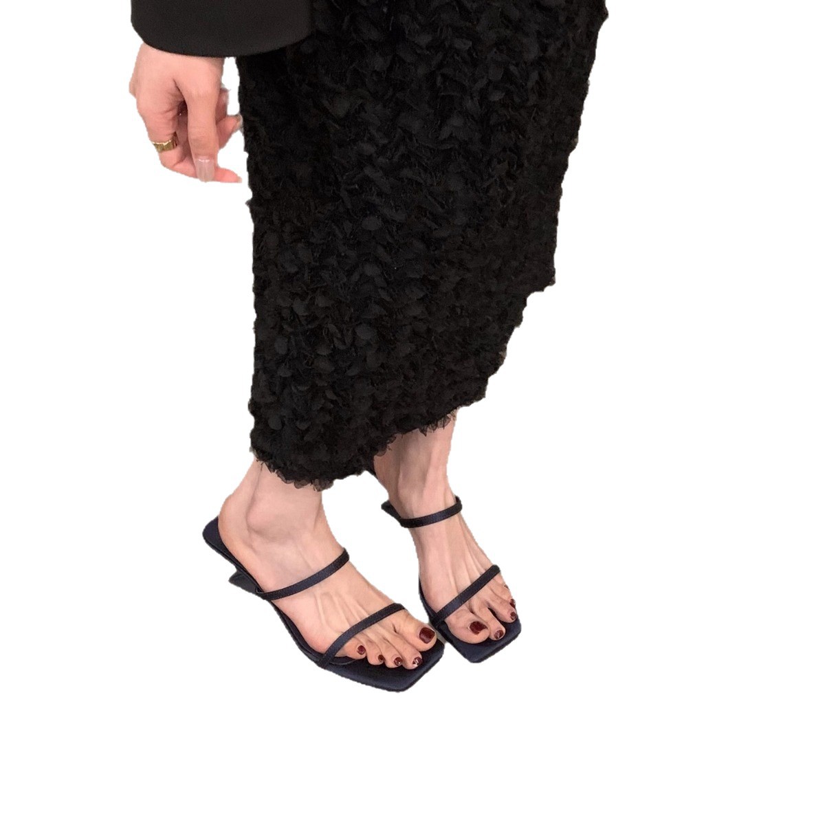 Sensación de diseño de nicho, zapatillas de una palabra, zapatos de hadas, 2024 nuevas sandalias francesas de tacón de cuña de verano, sandalias