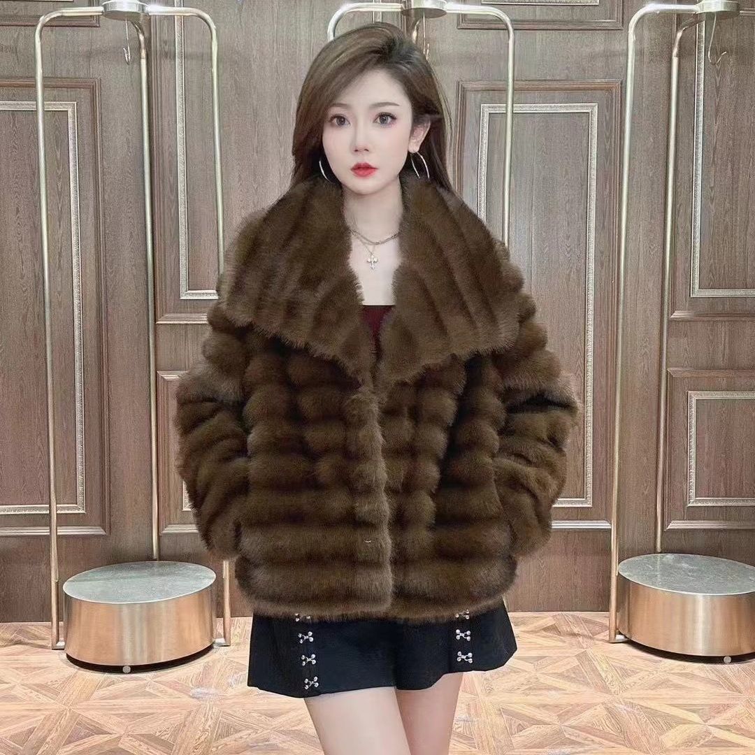 Cappotto lungo in pelliccia di gatto con colletto ribaltato, cappotto corto a righe in pelliccia di lontra e coniglio finto_voghion.com