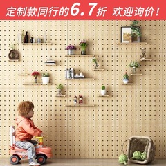木造の穴の板の壁の物置棚の木製の客間の玄関の収納の仕切り板の壁掛けの幼稚園の背景の壁の装飾