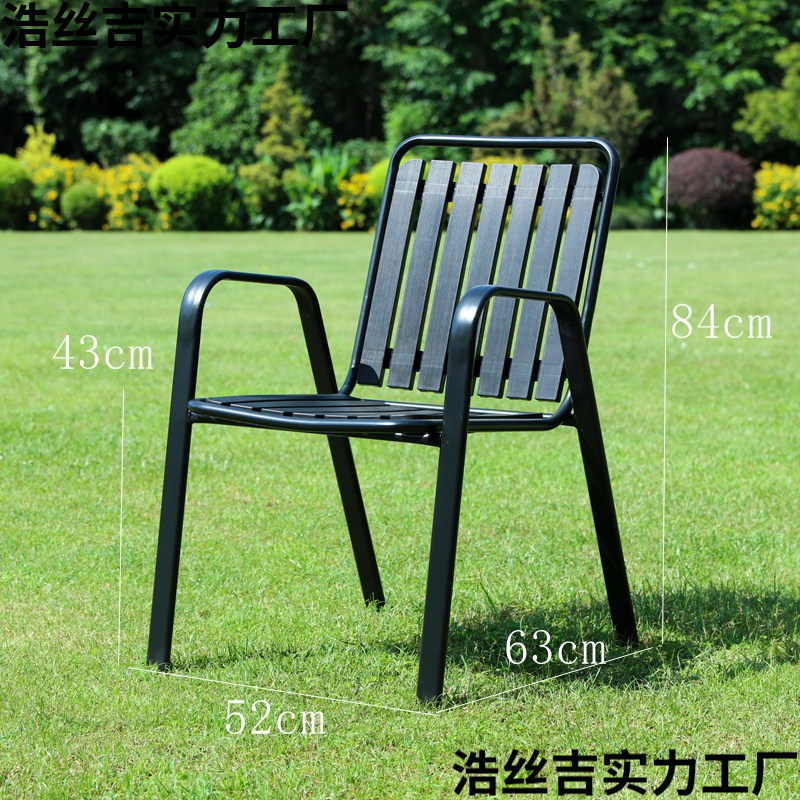 Una silla verde negra comienza con dos manos.