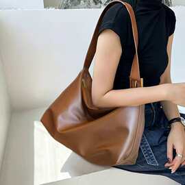 2025新款软塌风单肩大容量女包外出百搭上课斜挎包双肩简约时尚