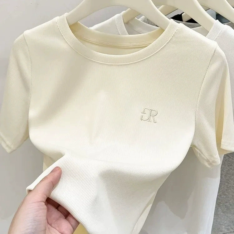 Женская футболка с короткими рукавами и резьбой в европейском стиле, лето 2024, новый модный элитный шикарный топ с обычными плечами и вышивкой.