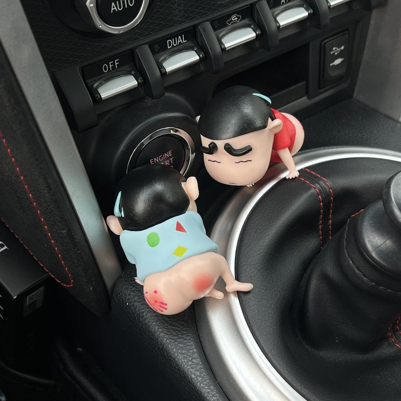 光pp 小新エモ 小新が美也に殴られた クレヨンしんちゃん かわいい ホームデスクトップ 車の装飾品 ギフト|undefined