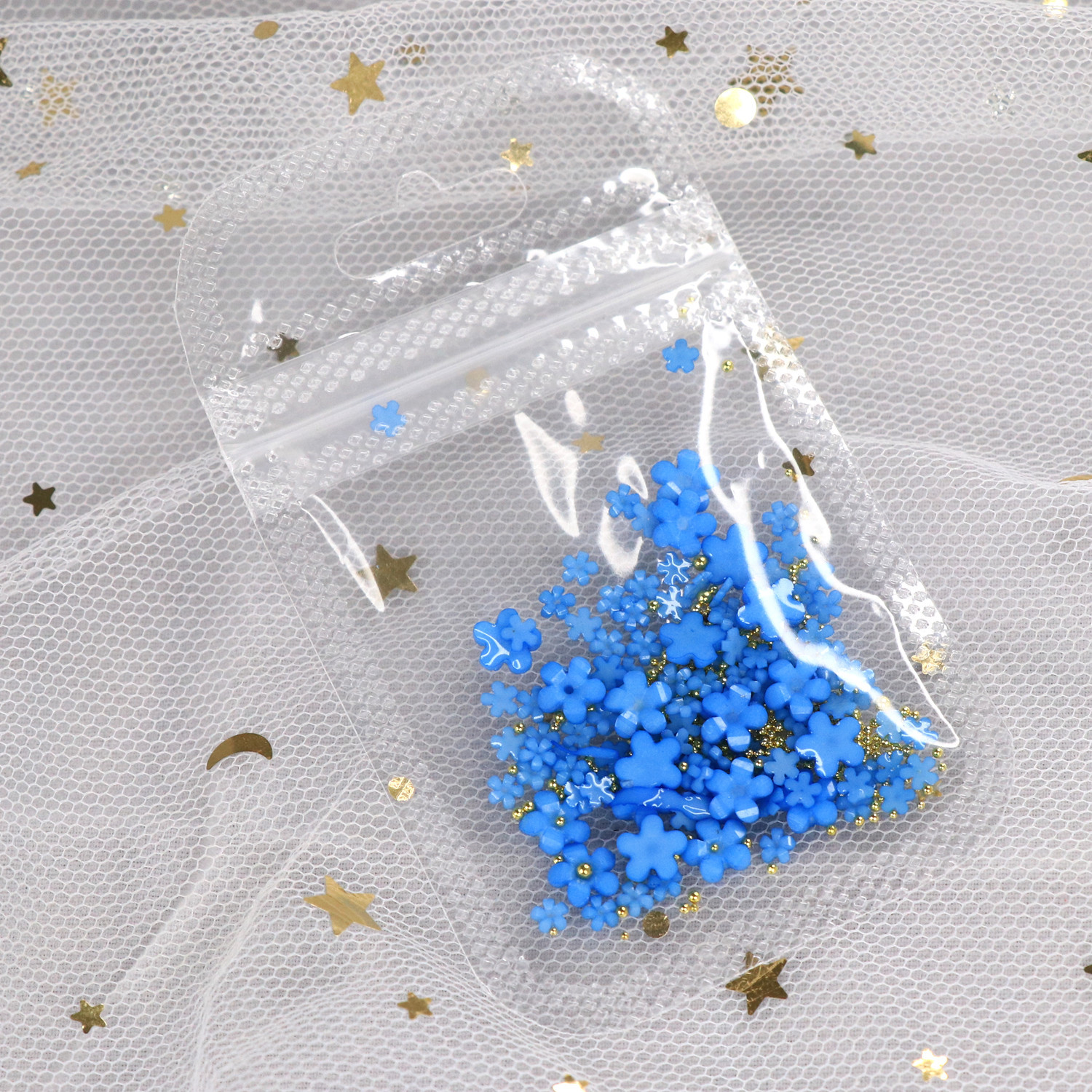 Blanco flor pequeña joyería de uñas de resina tridimensional de cinco pétalos tamaño de la flor mezclada con oro y plata cuentas de acero