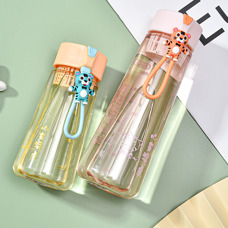 Nueva taza de agua deportiva de gran capacidad, botella de agua de plástico de verano para niños, estudiantes simples, botella de agua resistente a altas temperaturas para beber directamente