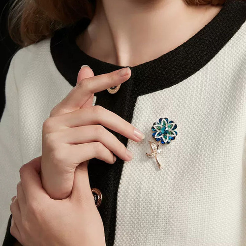 New Exquisite Brocade Pin for Women, High-End Chanel-style Hairpin with Unique and Refined Embellishment, Elegant Accessory for a Graceful Look