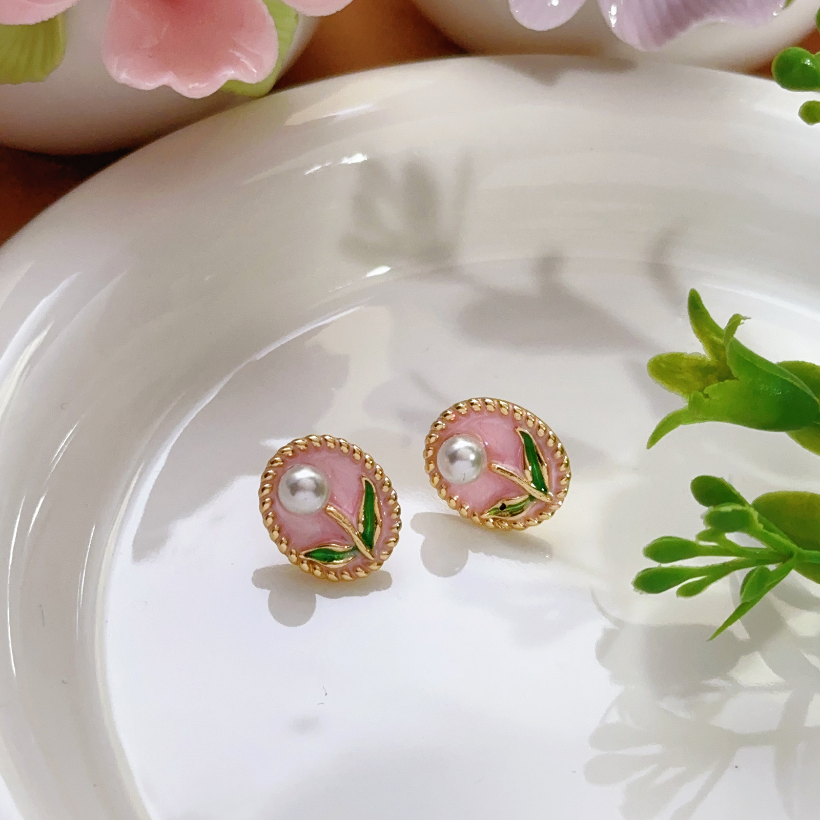Pendientes de perlas Zhuji, temperamento blanco francés, pendientes antiguos, desplazamientos diarios, lujo ligero, joyería de orejas de alta gama al por mayor
