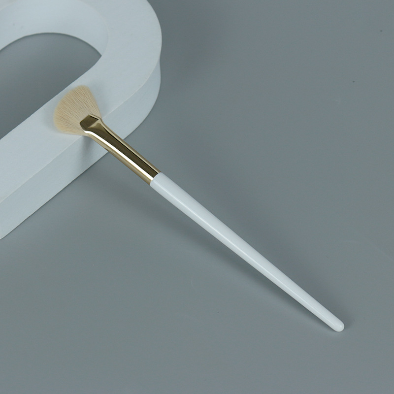 Un solo cepillo de brillo de alto brillo pequeño cepillo de maquillaje de polvo plano sombra de nariz blush pelo suave fabricante de herramientas de maquillaje