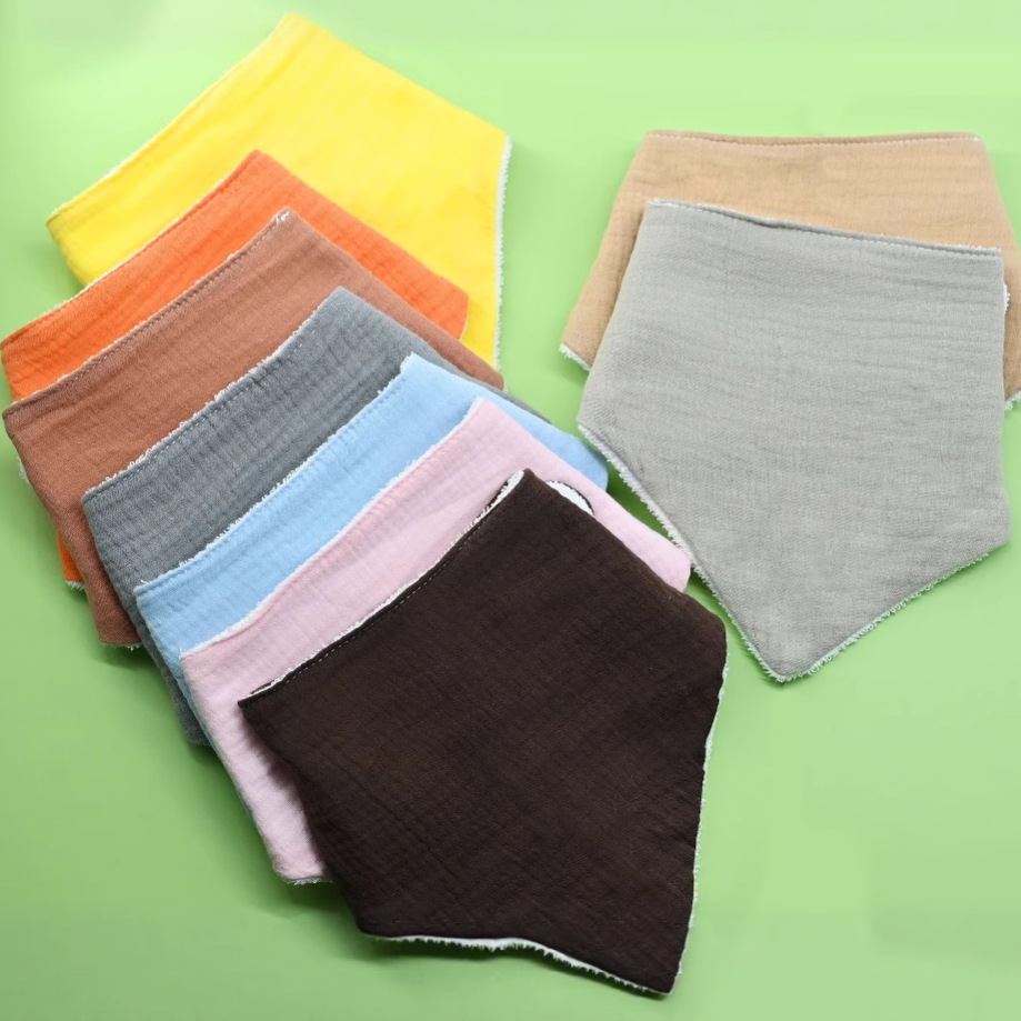 Un tipo de toalla de saliva para bebés babero de gasa de algodón puro toalla triangular anti-vómitos para recién nacidos tela babero para bebés