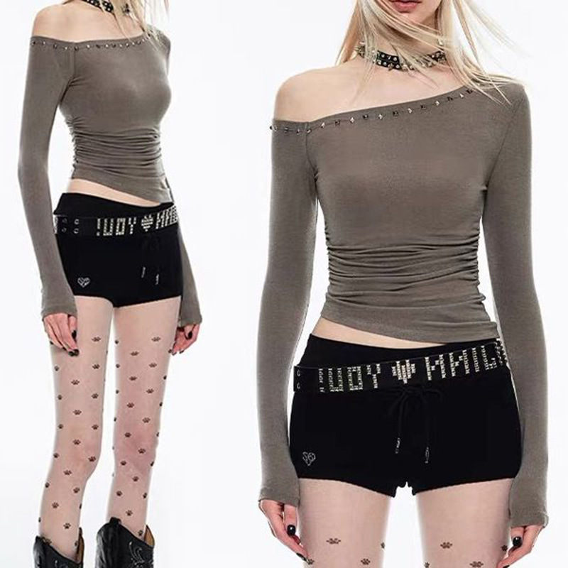 純綿の肩を露出した純粋な斜め襟の柳の釘は長袖のtシャツの女性の春と秋にしわを引いて腰の底のシャツの上着の朝を収めます。|undefined