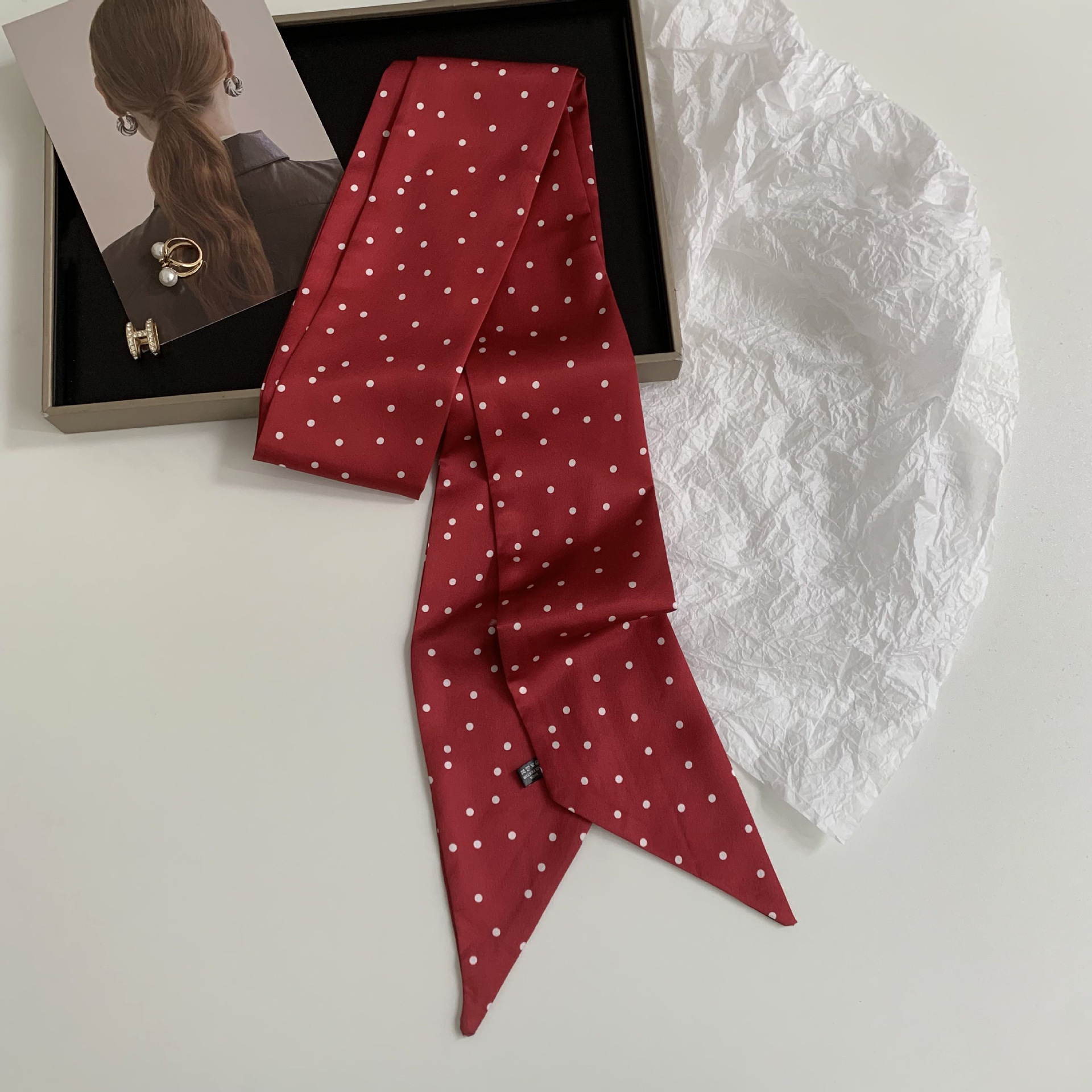 Versión coreana de la bufanda de seda de imitación con lunares decorativos de todo fósforo