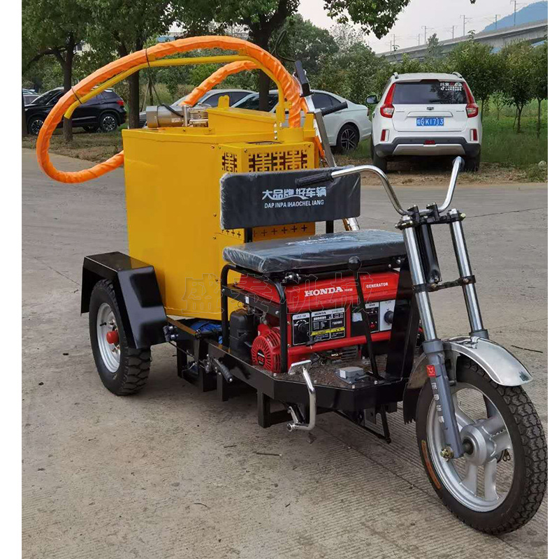 三轮自走式灌缝机 新款座驾式灌缝机 移动式沥青洒布机