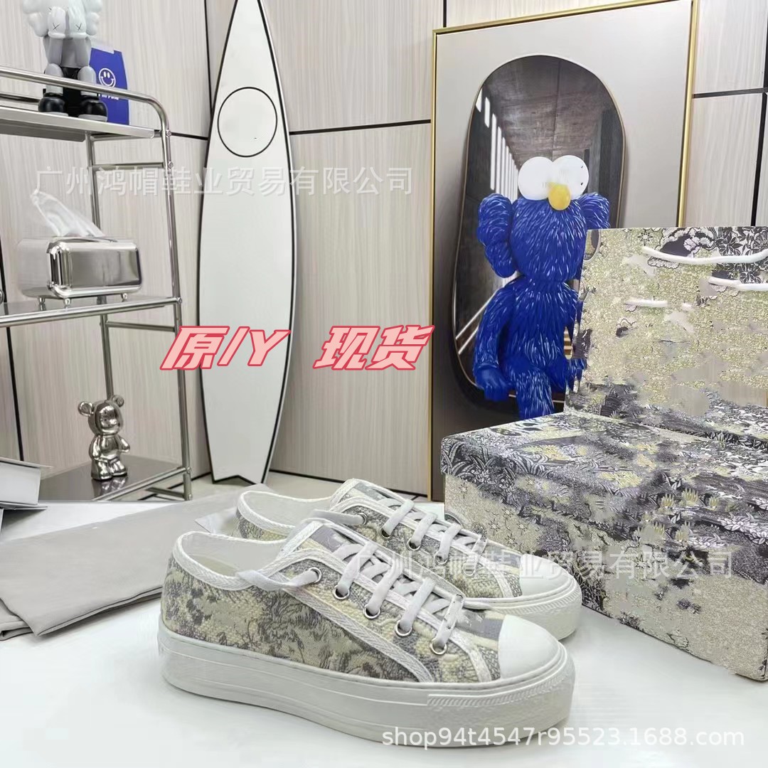 2024 Estación europea Primavera Nuevo estilo Bordado Alfabeto D Hogar Mujer Trendy ins Todo fósforo nicho Otoño Zapatos de lona plana Fondo plano