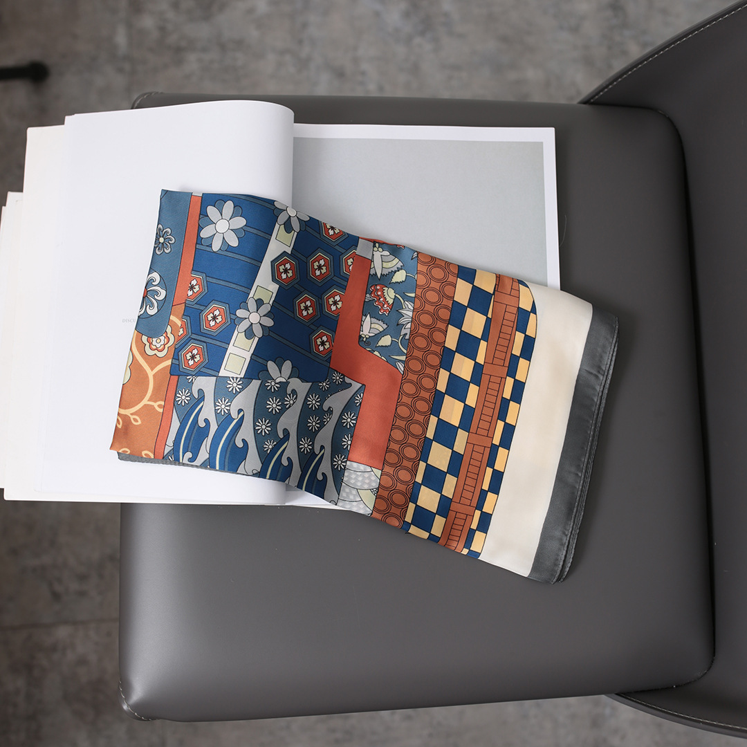 Foulard quadrato in seta da donna elegante e accessorio versatile_voghion.com