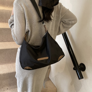 Large Capacity Bag Women's 2025 New Lightweight Oxford Cloth Shoulder Bag Simple Canvas Crossbody Women's Western Style Straddle Bag
