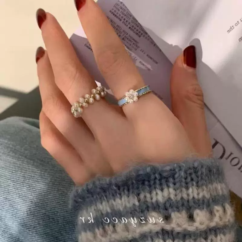 Маленькое дизайнерское кольцо из жемчуга, французский стиль, тренд сезона, цветочное, коллекция 2023