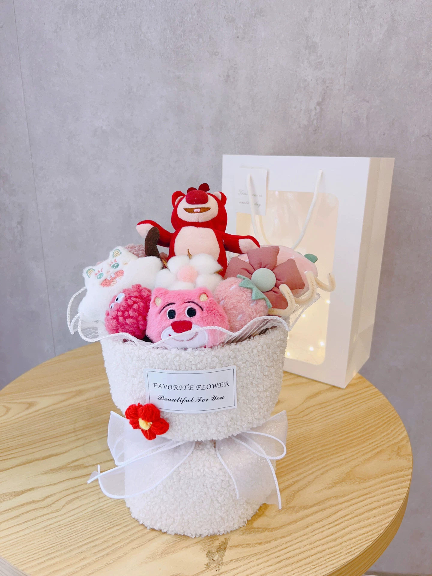 Плюшевый букет (Sanrio) клубничный плюшевый набор, 30–33 см — подарок на День святого Валентина и день рождения