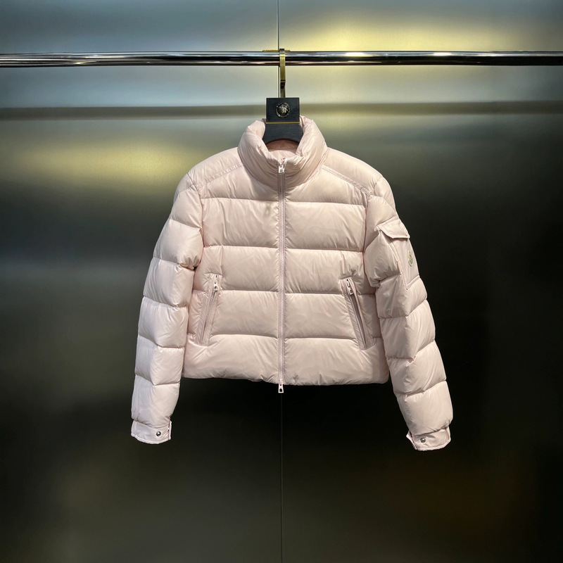 Cross-border high-quality Petra short stand-collar down jacket, model 821, with sleeve patches, a slim-fit puffer jacket Cross-border high-quality Petra short stand-collar down jacket, model 821, with sleeve patches, a slim-fit puffer jacket
