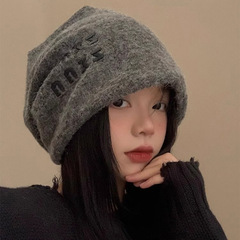 秋冬の怠惰な風の山の帽子の女性はウールを含んでいます。