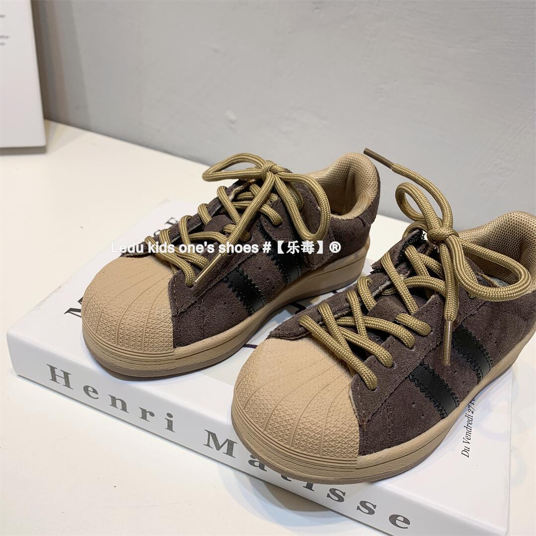 Zapatos de tacón de piel de vaca para niños 2023 Primavera y otoño Nueva zapatilla de deporte para niños de estilo coreano zapatos de bebé para niñas medianas y grandes para niños