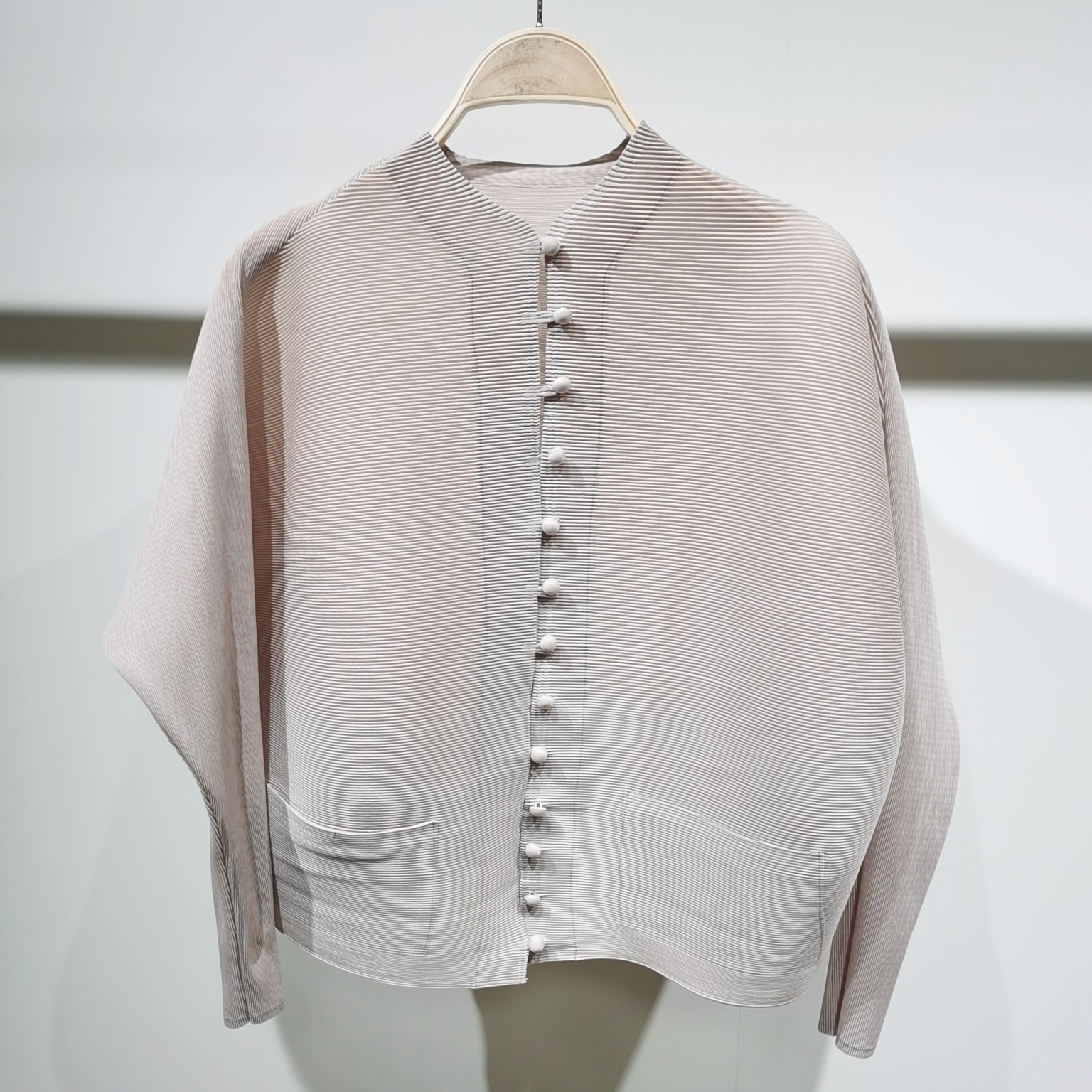 Suministro directo de fábrica, top informal de otoño y primavera 2024, de alta gama, plisado, moderno, con cuello alto, manga larga, talla grande, holgado, de botonadura sencilla. image 14