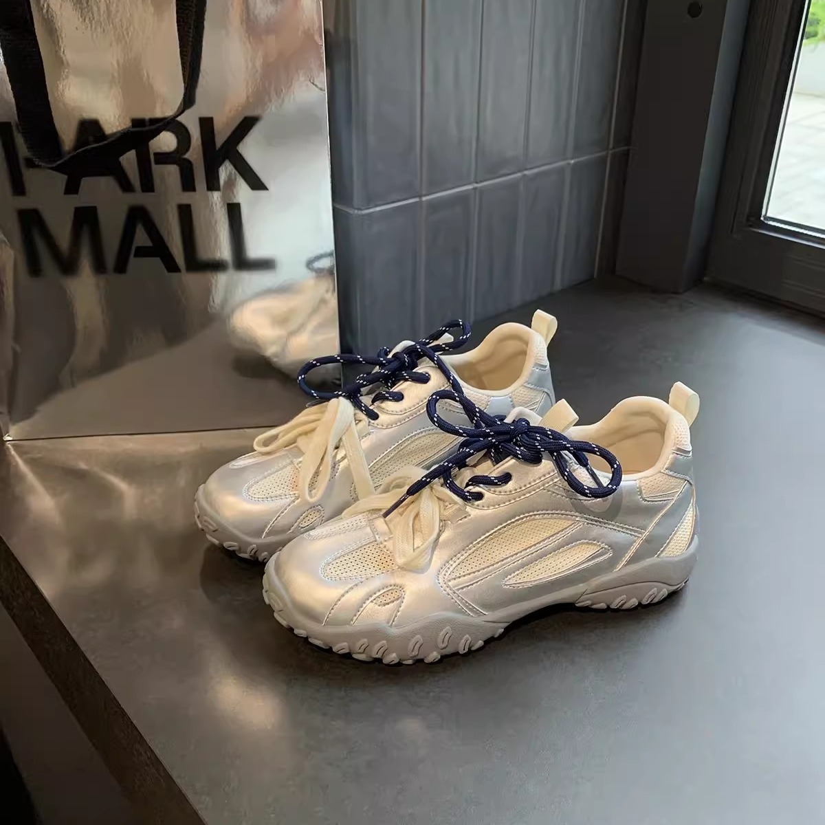 Versión de piel de vaca de la madre de la uva con el mismo estilo, cordones de cuero, costura de cuero, malla transpirable, deportes y ocio, zapatos de entrenamiento alemanes, zapatos Forrest Gump para mujer