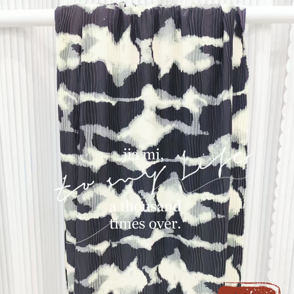 厂家直销 底布现货供应 2025春夏新款印花压皱工艺面料 三宅褶