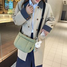 日韩休闲简约饺子包女2026新款秋冬棉服羽绒斜挎包轻便上课通勤包