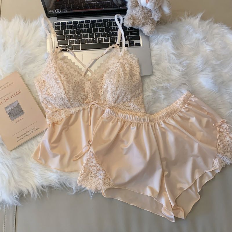 Ice silk backless camisole pajama set for women, new summer style, sweet and delicate lace trim, thin and lightweight, with built-in bra, loungewear set Ice silk backless camisole pajama set for women, new summer style, sweet and delicate lace trim, thin and lightweight, with built-in bra, loungewear set