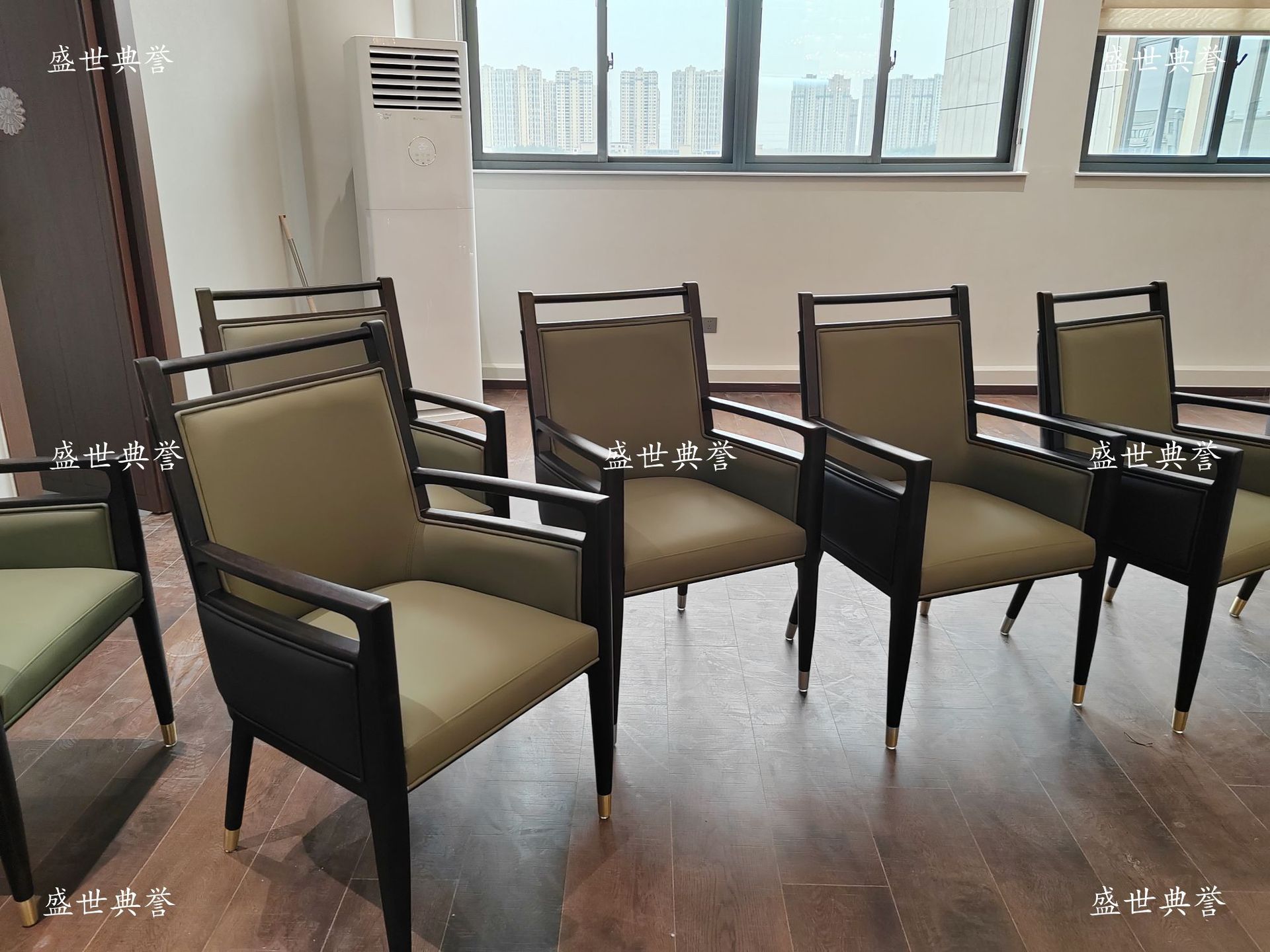 Zhenjiang international hotel mesa de comedor eléctrica de madera sólida y silla recepción interna de la empresa silla de comedor de madera sólida restaurante nueva silla China pic 4