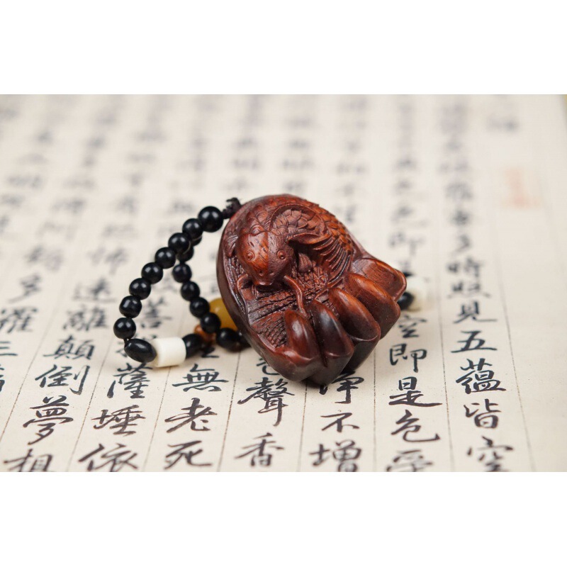 紫檀木の彫刻は壺の福袋を手にして、手にします。|undefined