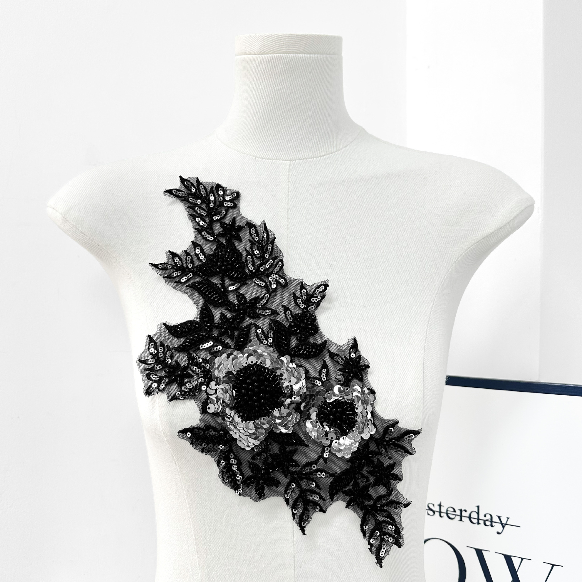 2025 bordado de encaje blanco parches de diamante de color negro flores hechas a mano ropa de escenario turbante accesorios decoración