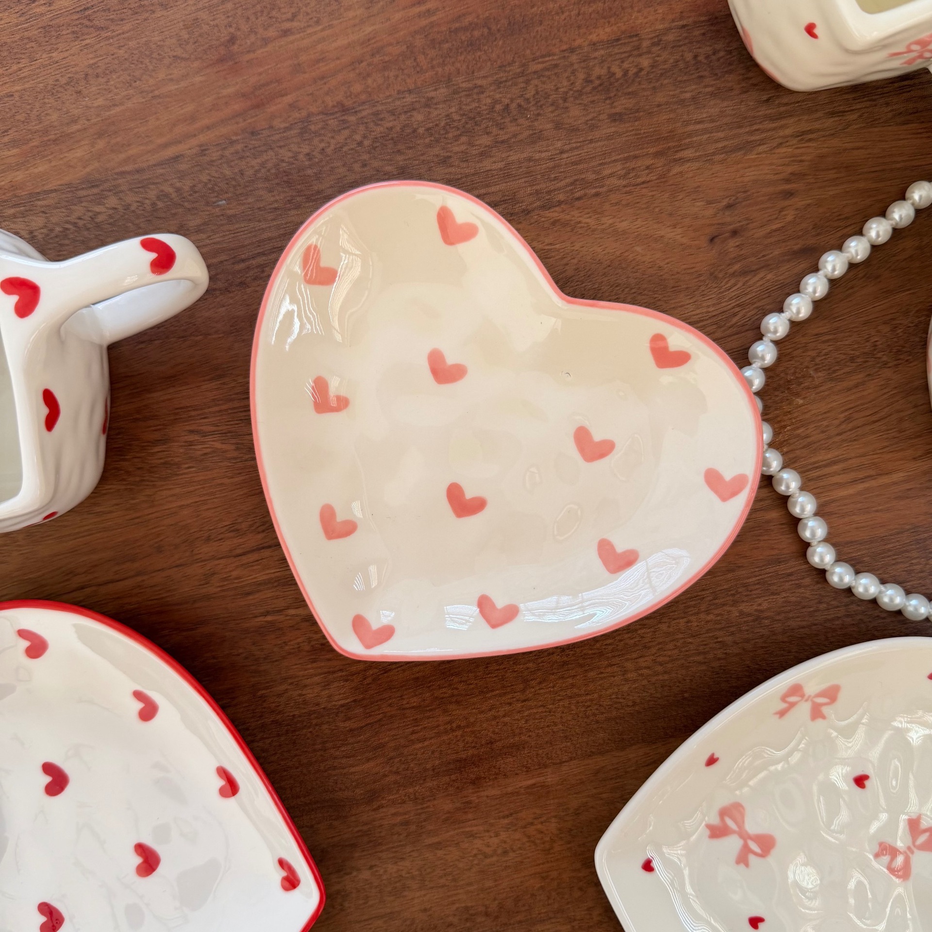 Estilo coreano inswind pintado a mano amor cerámica tazas y platos mano empujada irregular taza de café en forma de corazón plato de mesa de la tarde plato de taza