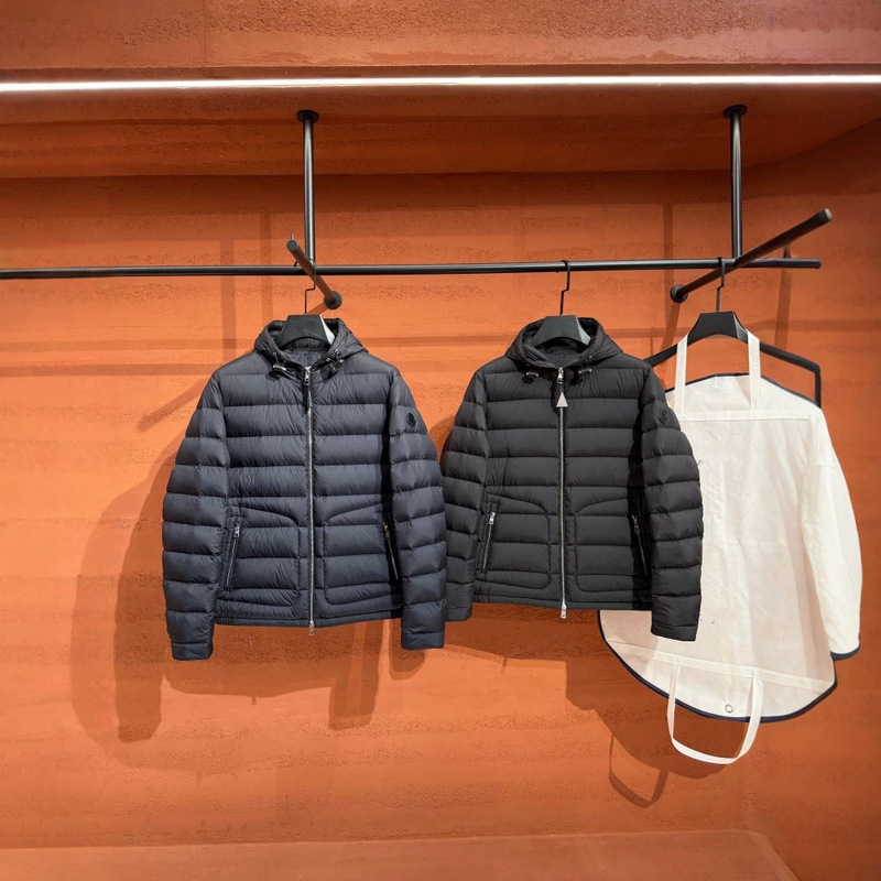 High-end European winter hooded down jacket for men, 2026 model, with pockets and zipper, warm white goose down coat