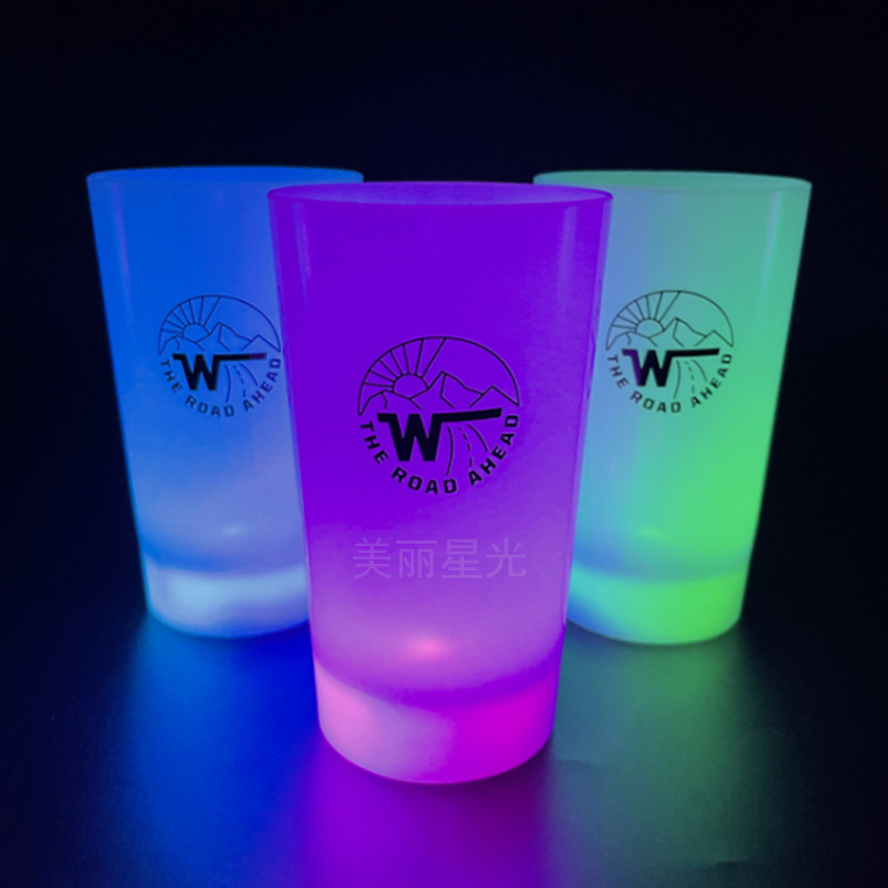 Venta al por mayor nueva taza LED 450ml cerveza bebida taza luminosa suministros de fiesta de cumpleaños taza luminosa creativa