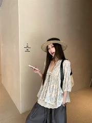 蓝色碎花V领短袖衬衫女夏季宽松慵懒休闲防晒七分袖衬衣法式上衣