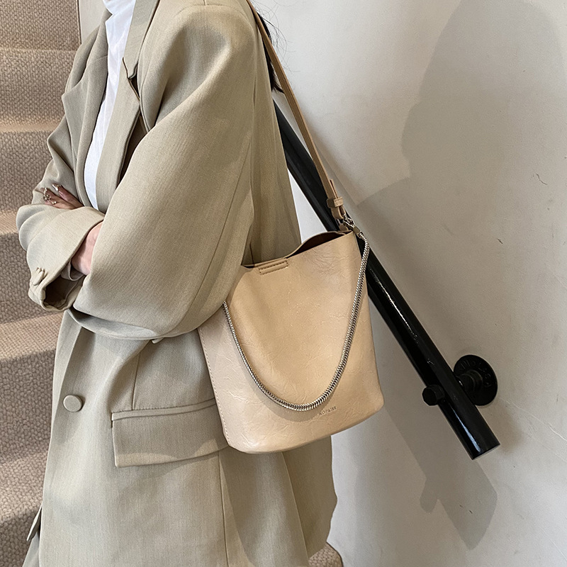 Alta sensación retrógrada de cera de cuero bolso de agua para mujeres 2024 nuevo nicho Zhong universal bolso de hombro de moda bolso de mochila